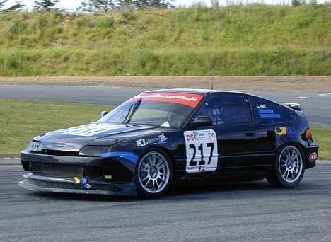 Selv om bilen hører til i den motorsvageste klasse, så ligger to af kørerne i denne Honda CRX med helt fremme i mesterskabet, det er Tommy Schröter og Rosenkilde-Hansen.
